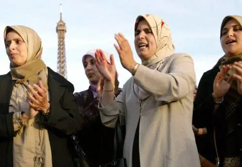 La Francia sfida gli islamici «Colpa grave il velo a scuola»