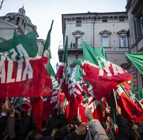 Il centrodestra è al 34%. Il Pd di Renzi in difficoltà tra Etruria e liti a sinistra
