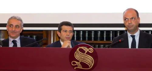 Alfano e i ministri del Ncd: "Alle europee corriamo da soli". Mussolini li zittisce: "Buffoni, buffoni!"