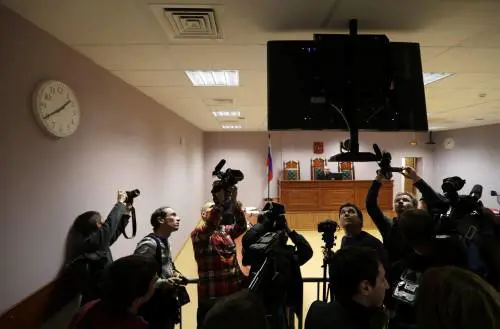 La stampa attende il verdetto fuori dall'aula del processo