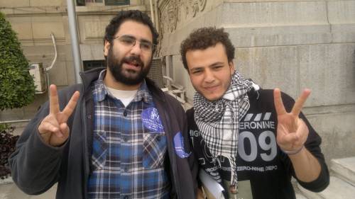Alaa Abd El Fattah (a sinistra) in una foto sulla sua pagina Facebook