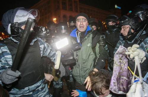Ucraini filo-Ue in piazza contro Yanukovich. La polizia li carica