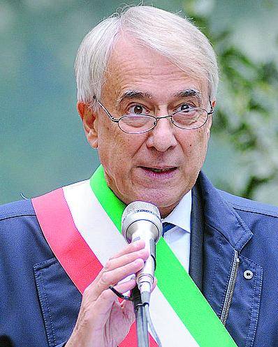 Pisapia vuole ricandidarsi. E il centrodestra fa festa