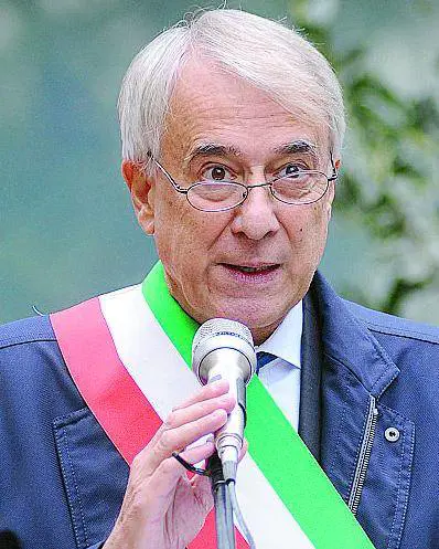Pisapia vuole ricandidarsi. E il centrodestra fa festa