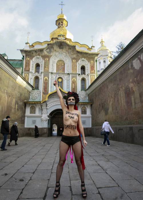 Kiev, attiviste Femen nude contro Ianukovich