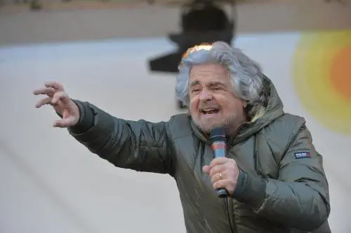 Grillo ai suoi: "Non fate entrare i parlamentari abusivi"
