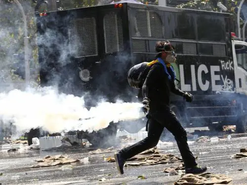 Manifestante vicino al palazzo del governo a Bangkok