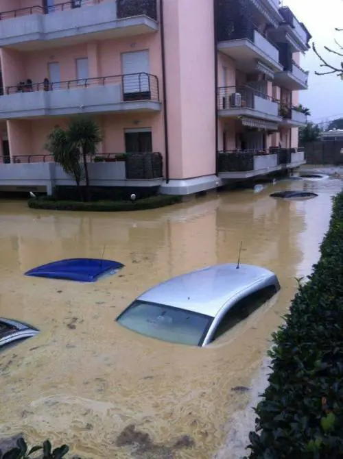 Auto sommerse a Pescara