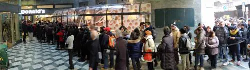 Coda a Milano davanti al nuovo McDonald's