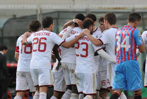 Il MIlan festeggia dopo il gol di Mario Balotelli