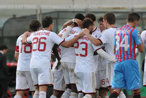 Il MIlan festeggia dopo il gol di Mario Balotelli