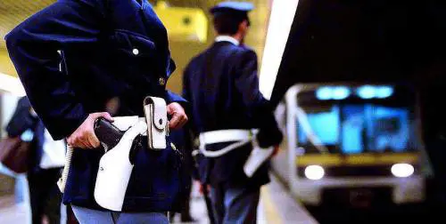 Muore di paura nel metrò dopo lo scippo