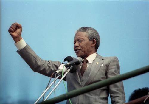 Nelson Mandela, in una foto scattata nel 1990