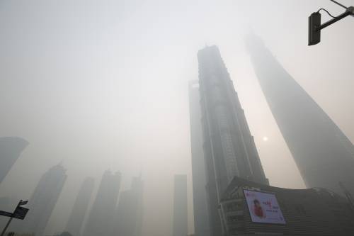 Shangai soffoca nello smog