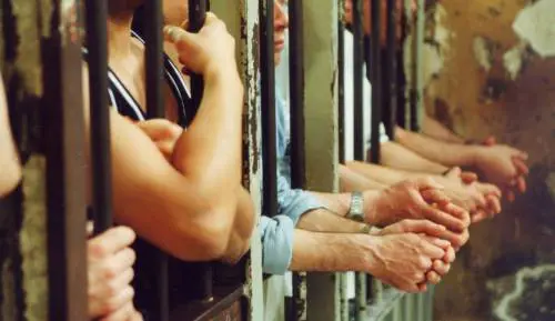 "Violentò la figlia, non fatene un eroe"