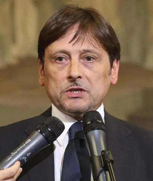 Stefàno specula sulla decadenza dell’ex premier: "Ecco il mio libro"