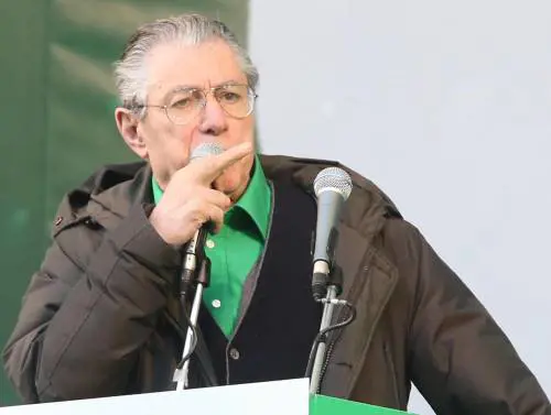 Salvini gli nega il vitalizio. E Bossi lo porta in tribunale