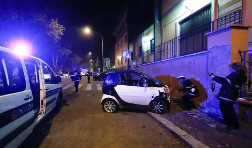 Roma, auto pirata travolge i pedoni alla fermata del bus