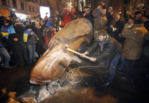 Ucraina, protesta a Kiev Decapitata statua Lenin