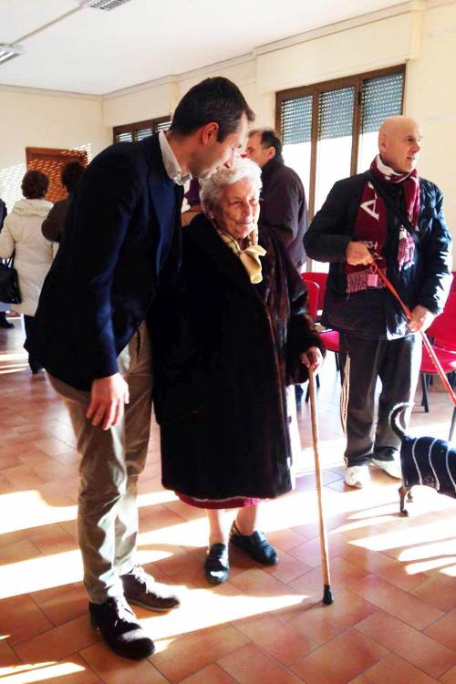 Prodi c'è, Franceschini sbaglia seggio E per Matteo vota anche nonna Maria