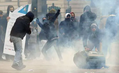 I Forconi tornano in piazza: blocchi stradali in Veneto, tafferugli a Torino