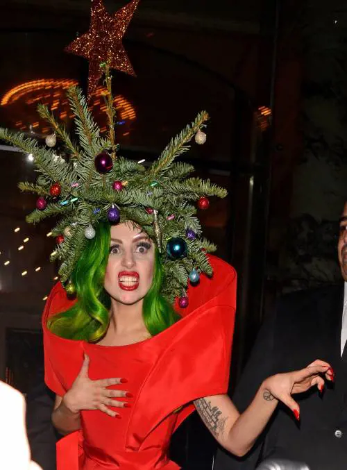 LadyGaga si veste "di Natale"