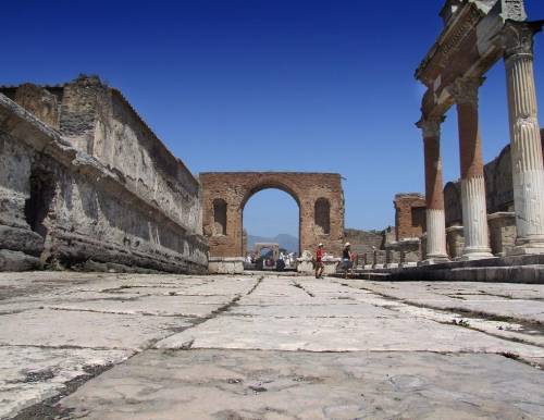 Pompei chiude per assemblea e i turisti stanno fuori. Protesta anche l'Unesco
