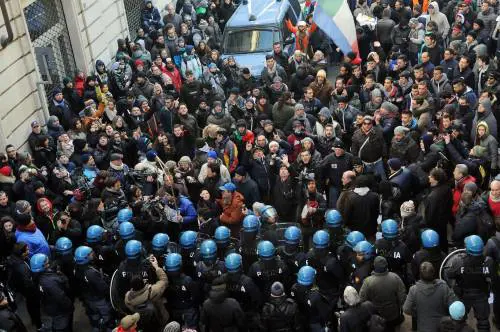 Berlusconi: "Il governo convochi i forconi"