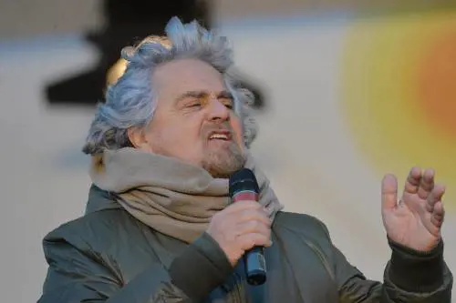 L'ultimo diktat di Grillo: non avrai altro marchio all'infuori del mio...
