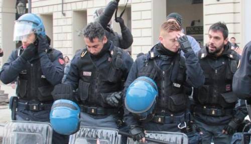 Gli agenti che hanno tolto il casco: "È vero, solidali con chi protesta"