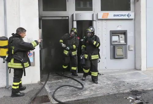 Brescia: 69enne brucia filiale di una banca che gli aveva negato il mutuo