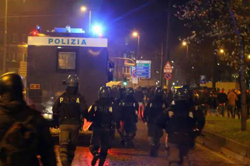 Champions, guerriglia a Milano: sei feriti, gravi tre tifosi dell'Ajax