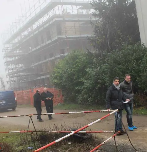 Strangolata e nascosta in un sacco