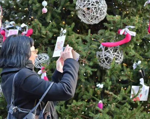 L'ultimo sfregio al Natale: ecco l'albero pornografico