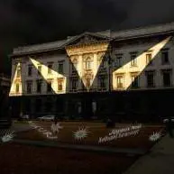 «Polvere di stelle» in piazza Scala: 80mila euro dagli sponsor. Da domani al 6 gennaio uno spettacolo di luci e musica