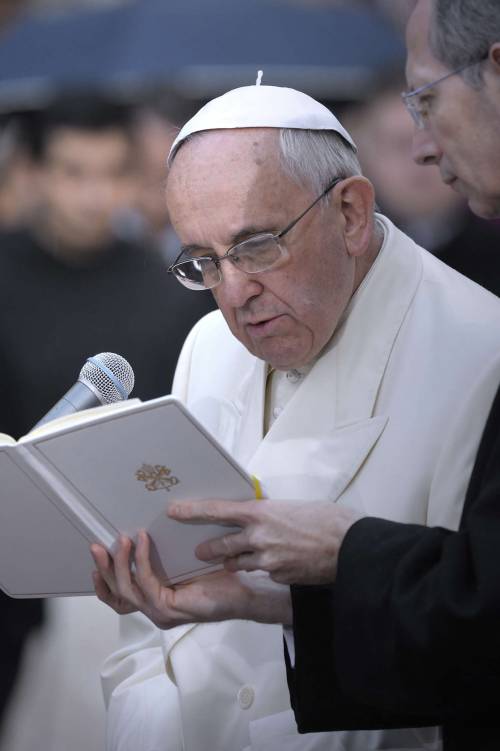 Il Papa bacchetta la Curia romana: "Non sia dogana burocratica e inquisitrice"