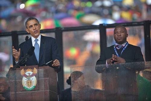 Barack Obama alla commemorazione di Mandela. Accanto a lui l'interprete