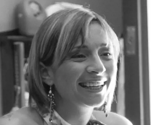 M5S pubblica l'indirizzo su Fb, la moglie del deputato Pd: "Ora ho paura per mia figlia" 
