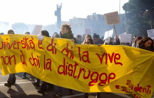 Gli studenti uniti ai Forconi: "Abbiamo le stesse motivazioni". Occupate 2 facoltà a La Sapienza