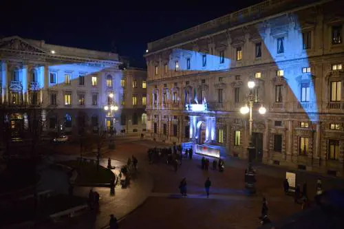 Piazza della Scala  si illumina  di "polvere di stelle"