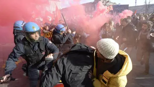 Gli antagonisti in piazza. Scontri a Torino e Venezia, arrestato leader di Casapound