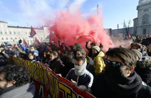 Scontri a Torino, la polizia carica