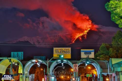 Etna, eruzione spettacolo Chiuso l'aeroporto