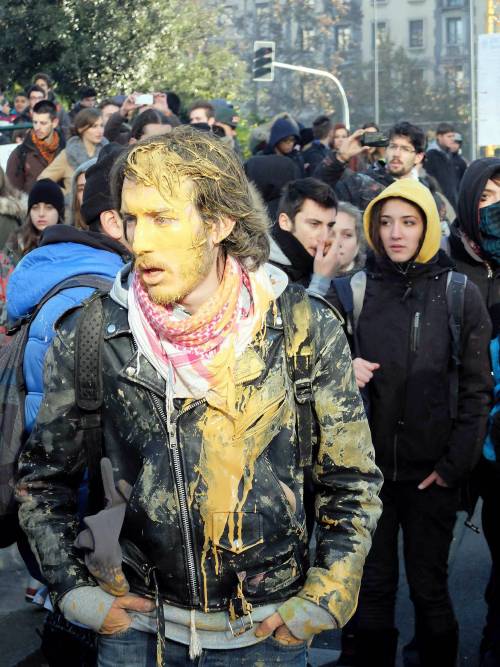 A Milano in piazza gli studenti. Tre agenti contusi nei tafferugli