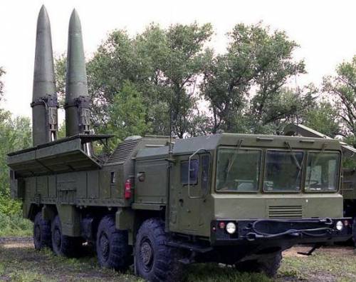 Una batteria di missili russi a corto raggio «Iskander»: possono raggiungere Berlino  e Varsavia