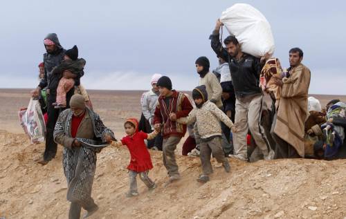 Rifugiati siriani entrano in territorio giordano con le loro povere masserizie