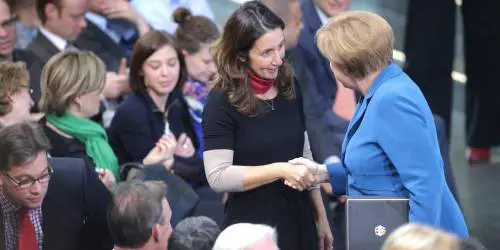  Aydan Ozoguz, 46 anni, figlia di turchi emigrati, è la nuova ministra all'Integrazio-ne in Germania, dopo l'accordo tra la Cdu-Csu della Cancelliera e l'Spd di cui la ministra fa parte