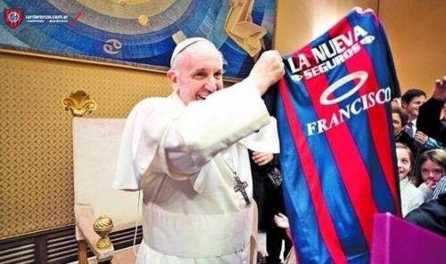 Papa Francesco con la maglia del San Lorenzo