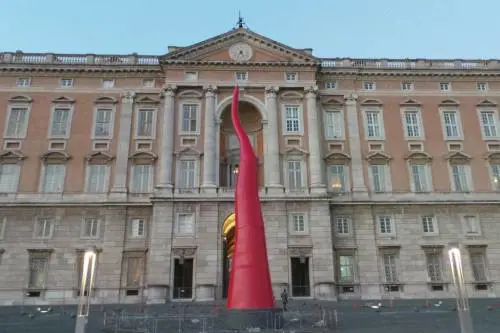 Caserta, la Reggia va in pezzi. Ai 340 dipendenti vietato pulirla
