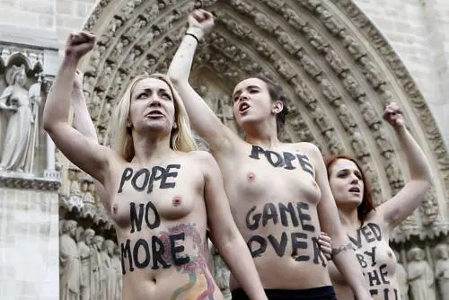 Putin contro i "valori gay" E tuona contro le Pussy Riot: "Hanno umiliato le donne"